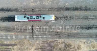 内燃机车列车和铁路轨道的鸟瞰图.以列车为运输的工业概念场景的俯视图