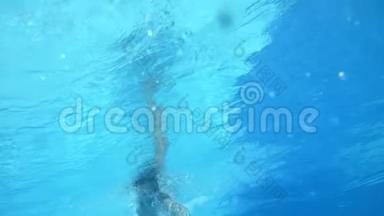 专业爬行游泳运动员在室外游泳池夏季，水下景观。