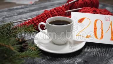 新<strong>年2019</strong>概念。 一杯咖啡和一张<strong>2019年</strong>的纸条放在木制背景上，上面还有红色的纱线和红色的纱线
