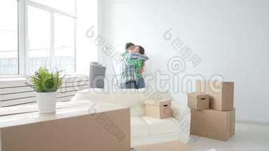 购租房地产的概念.. 新婚夫妇拥抱在新房子里