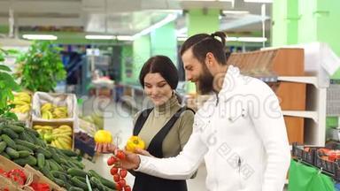 快乐夫妇在<strong>杂货</strong>店或<strong>超市</strong>买胡椒和西红柿。