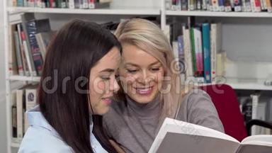 女大学生朋友一起在图书馆看书