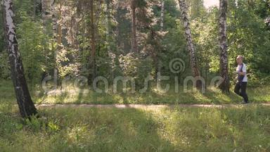 一个中年男人，做运动。 他在森林里跑来跑去，追求健康的生活方式。 夏日阳光明媚。