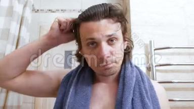 年轻的毛茸茸的男人梳头，梳头洗头。
