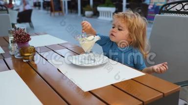 儿童童年儿童幸福观念。 可爱的学步男孩吃冰淇淋。 开心的孩子玩得开心