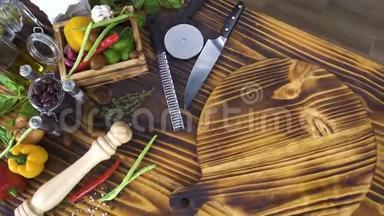 木制<strong>桌子</strong>上的<strong>俯视</strong>食物成分。 食品背景新鲜蔬菜、调味品、草药、鸡蛋和面粉