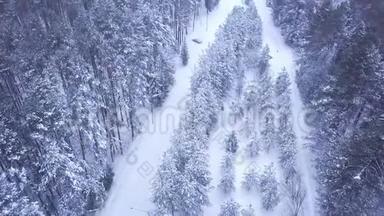 冬季森林积雪道路上的汽<strong>车俯视</strong>图。 剪辑。 汽<strong>车</strong>在大雪纷飞的道路上开到路边