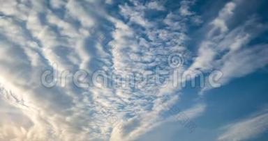 蓝天背景的时间推移与微小的条纹<strong>卷云</strong>条纹。 天气晴朗，多风天气