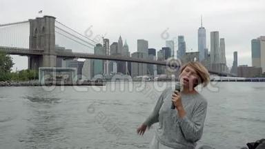 年轻的女电视记者在曼哈顿摩天大楼的背景下<strong>播出</strong>