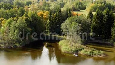 在湖上的橡皮船上钓鱼，秋天的景色