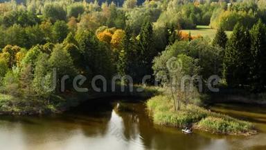 在湖上的橡皮船上钓鱼，秋天的景色
