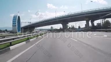 从汽车的两层公路立交桥`阿德勒环`索契。 场景。 俄罗斯克拉斯诺达尔地区。