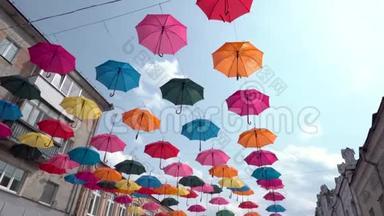 五颜六色的<strong>雨伞</strong>背景在城市，<strong>雨伞</strong>在天空，街道装饰