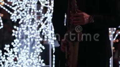 浪漫之夜，萨克斯演奏家在室外演奏萨克斯管