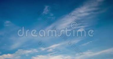蓝色天空<strong>背景</strong>的时间推移与微小的条纹卷云条纹。 <strong>天气</strong>晴朗，多风<strong>天气</strong>