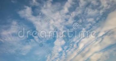 蓝色天空背景的时间推移与微小的条纹卷云条纹。 <strong>天气晴朗</strong>，多风<strong>天气</strong>