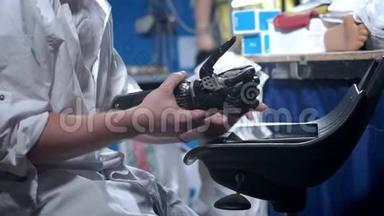 一位科学家工程师正在测试一种电子仿生假肢。 他用<strong>机械手臂</strong>的塑料手指