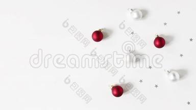 圣诞作文。 还有移动的圣诞红白球、<strong>彩球</strong>和银星彩纸<strong>装饰</strong>