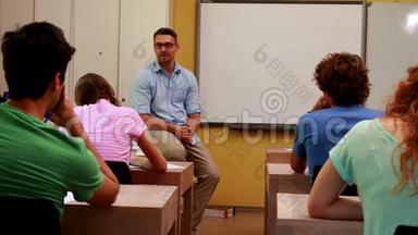 讲师坐在教室里对学生讲话