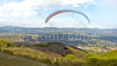 滑翔伞越过山脉.