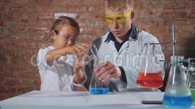 <strong>小女生</strong>的男科学家一起做化学实验