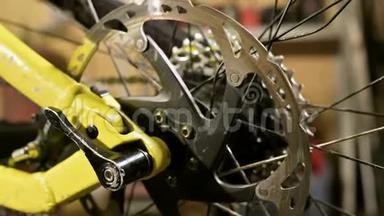 特写后轮制动盘在自行车修理厂旋转.. 自行车修理