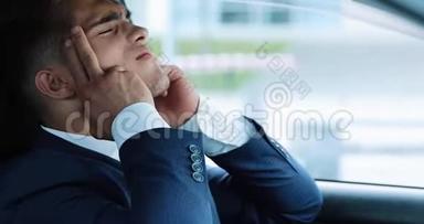 年轻的商人坐在车里，开始感到中风和<strong>心脏</strong>病，不饱和的慢动作。 压力