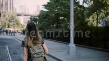镜头跟随年轻兴奋的女游客，戴着太阳镜背包，享受着纽约市的街道，微笑着快乐4K