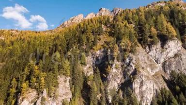日落观景山阿尔卑斯山秋天瑞士空中4k山瀑布阿尔卑斯山秋天瓦尔斯瑞士空中4k