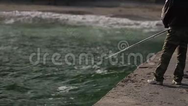 人在海边的码头上钓鱼。
