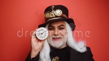 <strong>钟表匠</strong>，计时员，计时线.. 时间向导。 有手表的老人。 时间就是金钱。 老巫师。