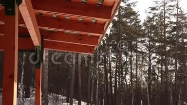 融化的冰柱从屋顶上滴落下来。 春滴，冰柱正在融日雪.. 春天在滑雪场