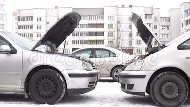 两辆车在冬天用电线发动<strong>发动机</strong>的供体，跳跃<strong>启动</strong>，死电池