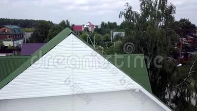 覆盖村居绿色屋顶.. 库存录像。 屋顶轮廓绿色屋顶的俯视图. 新的绿色屋顶