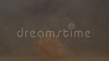 在黑色背景下切割冻的保加利亚胡椒，由此吹出寒冷和烟雾，特写，旋转，慢动作