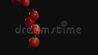 西红柿在黑色背景上<strong>翻动</strong>，右边有复制空间