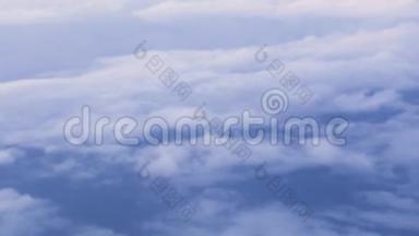 空中景观白云在天空中从窗口飞行飞机。 多云间空区。 从飞机窗口观看