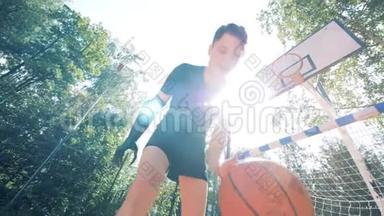 有仿生假肢的年轻人打篮球。