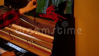 专业钢琴技师用工具演奏琴键和琴弦