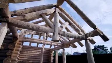 用原木建造的木制乡村房屋框架。 剪辑。 建造初期建造圆木屋
