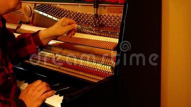 技术人员通过演奏<strong>黑白键</strong>和使用杠杆和工具来拧紧或松开琴弦来调整直立<strong>钢琴</strong>。