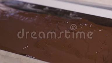 液体<strong>巧克力</strong>一张烤盘。<strong>巧克力</strong>糖果馅料。<strong>巧克力</strong>糖生产。