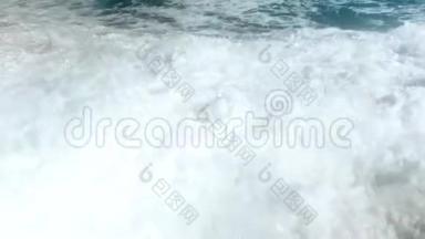 风和日丽的4k大海浪在沙滩上翻滚的视频