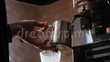 在金属杯中注入新鲜的浓缩咖啡，意大利浓缩咖啡机。 专业的咖啡制作。