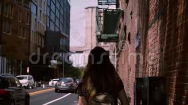 镜头跟随白种人女游客戴着时尚太阳镜探索纽约市的老街道，慢动作。