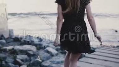 镜头跟随穿着黑色裙子的女孩跑到大江岸，观看令人惊叹的纽约日落景色慢镜头。