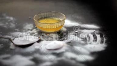 小苏打面罩在玻璃碗在木制表面，小苏打粉和蜂蜜为深色嘴唇。 水平射击。