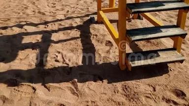 在阳光明媚的日子，沙滩上用金色沙滩拍4k排球场视频
