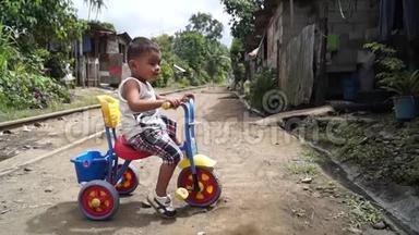 小男孩沿着铁轨骑着小三轮车