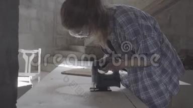 木匠女孩用电锯用胶合板做椅子座.
